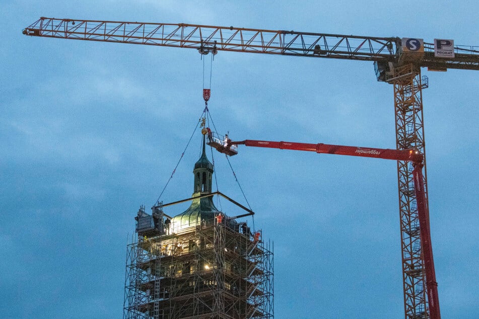 Derzeit wird der Turm von Grund auf saniert. Die Turmzwiebel soll auf dem Boden abgestellt und während der weiteren Bauphase als Info-Pavillon genutzt werden.