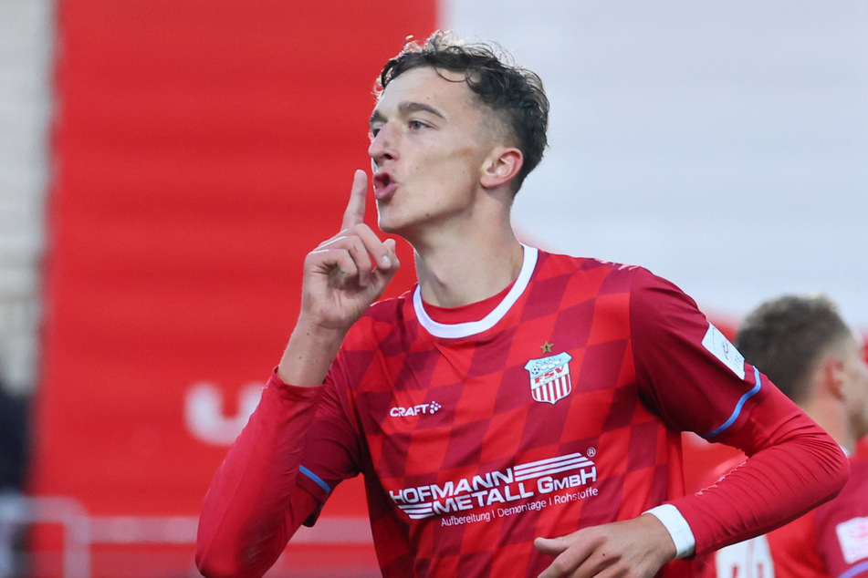 Lukas Eixler (21) feierte seinen Siegtreffer mit einem besonderen Gruß.
