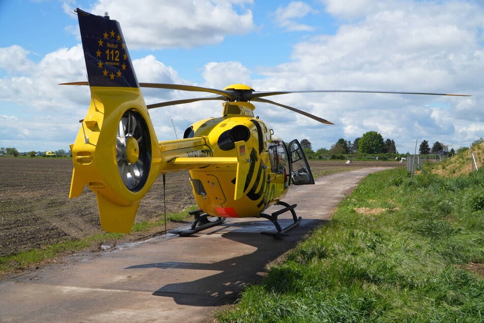 Ein Rettungshubschrauber landete neben der Autobahn auf einem Feldweg.