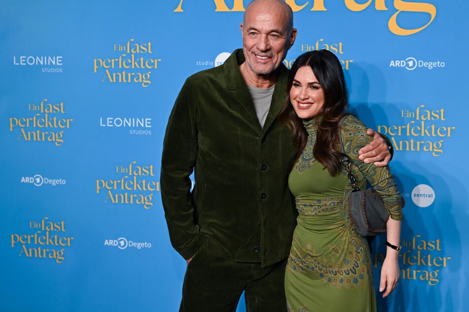 Seit 2001 ist der Schauspieler mit seiner Viktoria (53) verheiratet. Sie haben zwei Kinder.