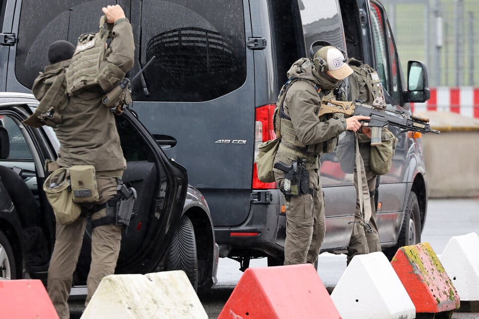 Zahlreiche Spezialkräfte der Polizei hatten sich auf den Einsatz am Hamburger Flughafen nach dem Notruf vorbereitet.