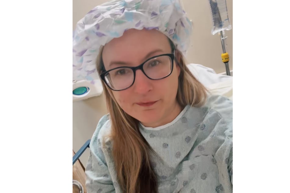 In einem Video kurz vor dem verheerenden Eingriff zeigt sich die 47-Jährige im OP-Kittel noch optimistisch.