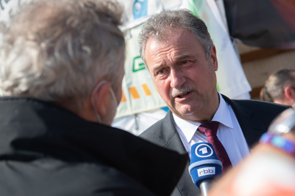Der Bundesvorsitzende der Gewerkschaft der Lokführer (GDL), Claus Weselsky (62), spricht schon vom nächsten Streik.