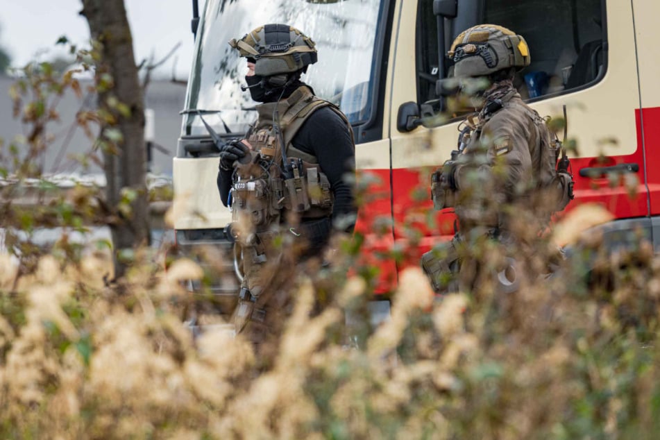Das SEK hat den Lkw des Tatverdächtigen am Freitagnachmittag auf den Kopf gestellt und durchsucht.
