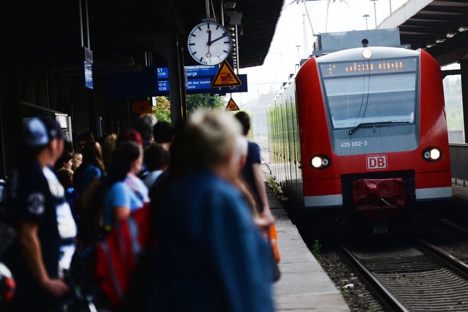 Die Polizei führt auf dem Hauptbahnhof Magdeburg immer wieder Kontrollen durch und erwischt dabei immer wieder Personen mit Haftbefehl. (Symbolbild)