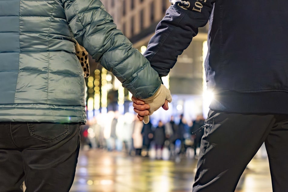 Menschen reichten sich am 13. Februar in Dresden die Hände.