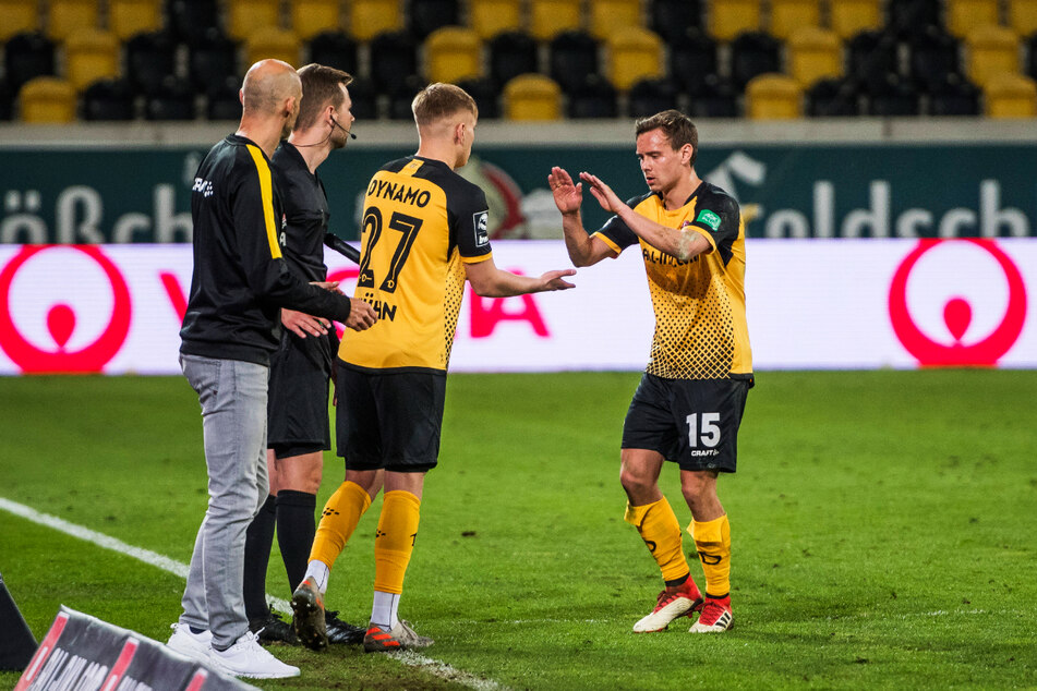 28. April beim 1:0 gegen Duisburg: Der eine Plauener geht, der andere kommt. Chris Löwe (32, r.) wurde gegen Jonas Kühn (19, 2.v.r.) ausgewechselt.