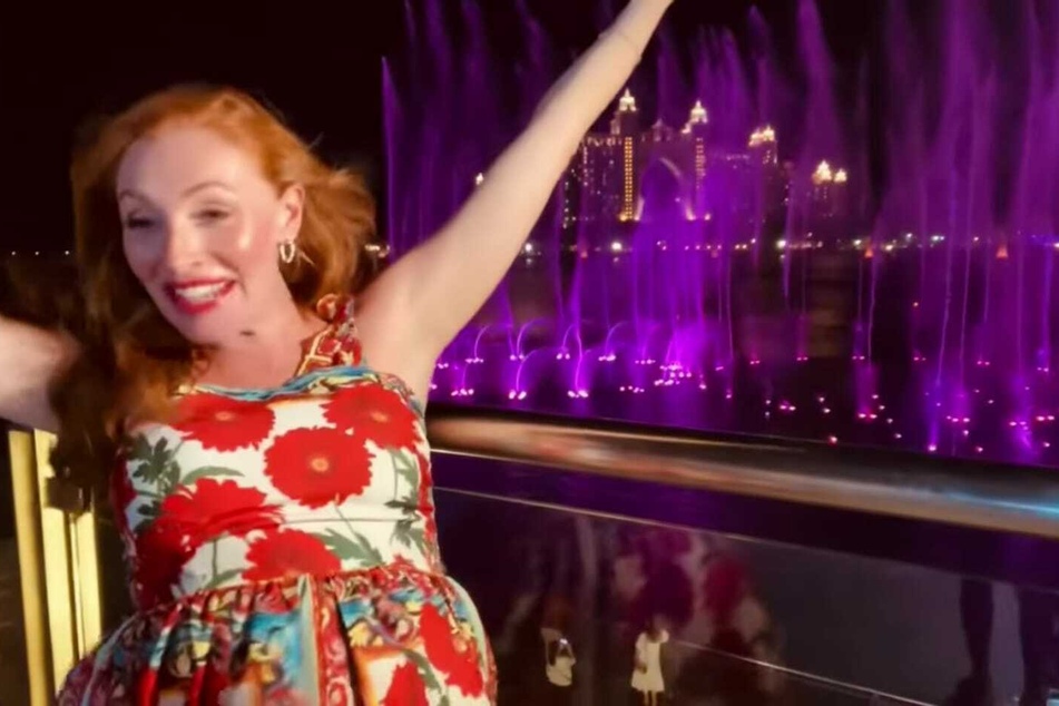 Am Wochenende hat Georgina Fleur (31) mit einer beeindruckenden Licht- und Wassershow in Dubai das Geschlecht ihres Babys bekannt gegeben.