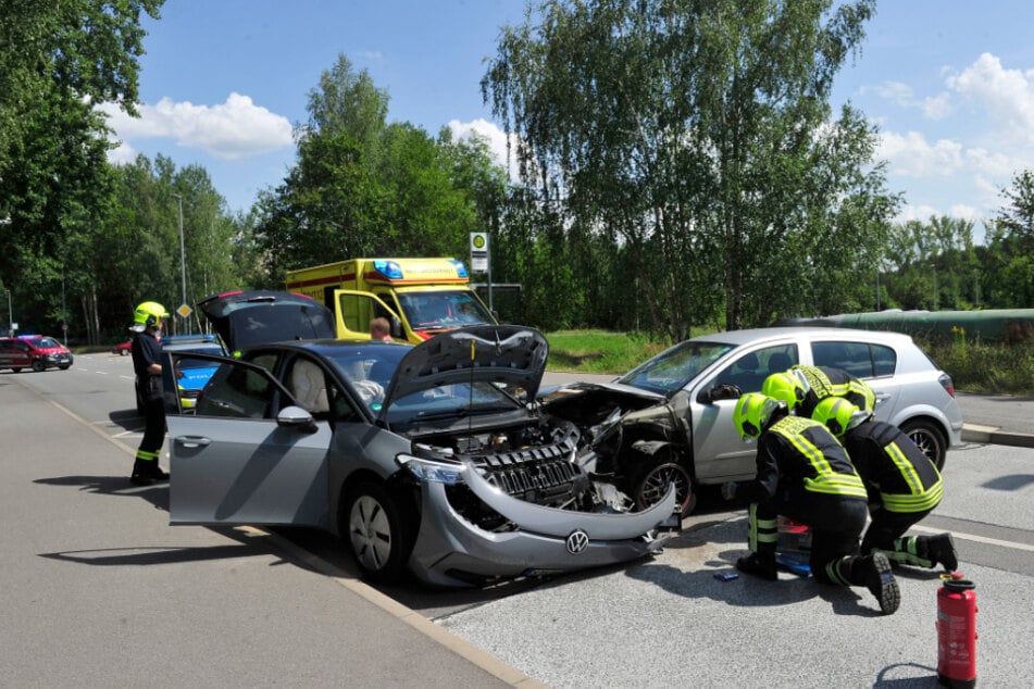 An beiden Autos entstand hoher Schaden.