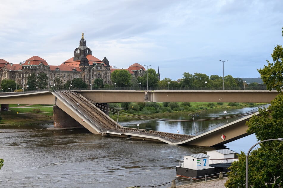 Die im Fluss liegenden Trümmerteile stellen das Abrissteam vor neue Herausforderungen. (Archivfoto)