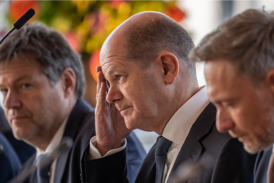 Die Spitzen der Ampel-Koalition: Vize-Kanzler Robert Habeck (53, Grüne, l.), Kanzler Olaf Scholz (64, SPD, M.) und FDP-Chef Christian Lindner (44, FDP).