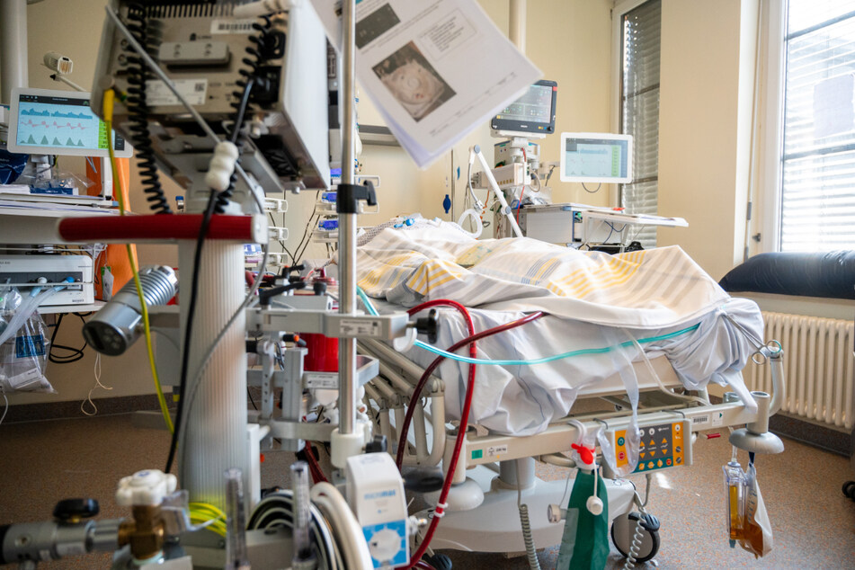 In einem Zimmer einer Intensivstation in Berlin wird ein Patient mit einem schweren Covid-19-Krankheitsverlauf behandelt.