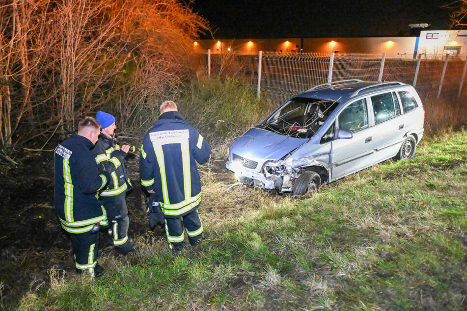 Der Opel landete im Graben, der Fahrer hatte vorher offenbar Alkohol konsumiert.
