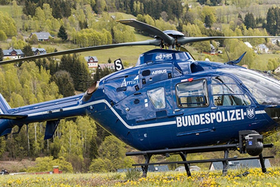 Ein Hubschrauber der Fliegerstaffel Oberschleißheim entdeckte die Frau schließlich aus der Luft.