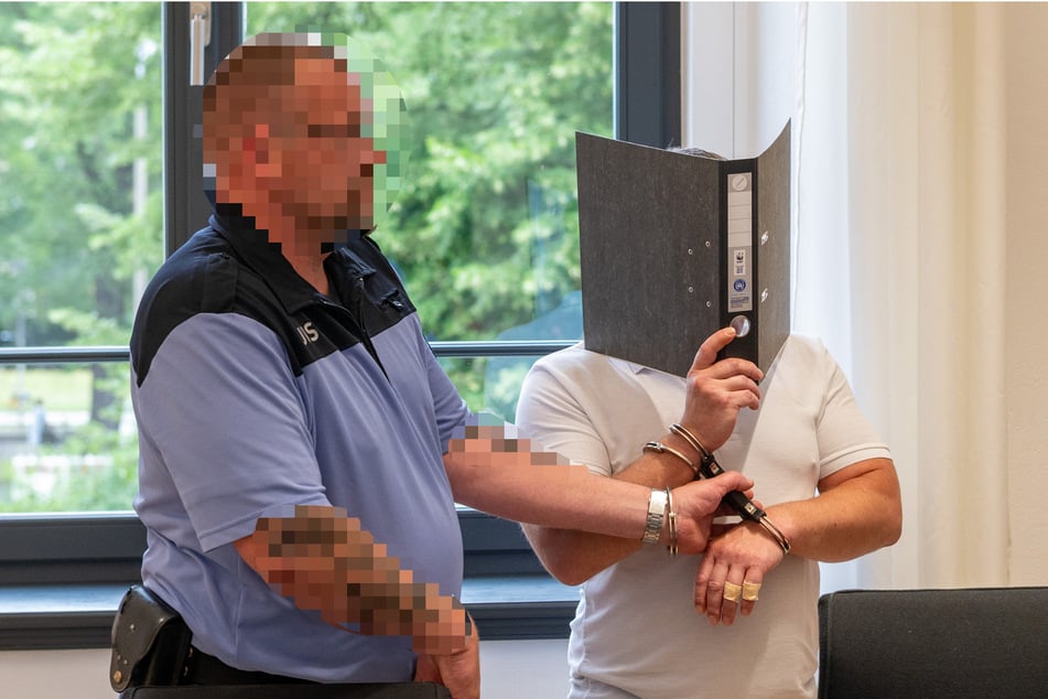 Tobias L. (46, r.) soll kiloweise Drogen in seiner Wohnung gelagert haben.