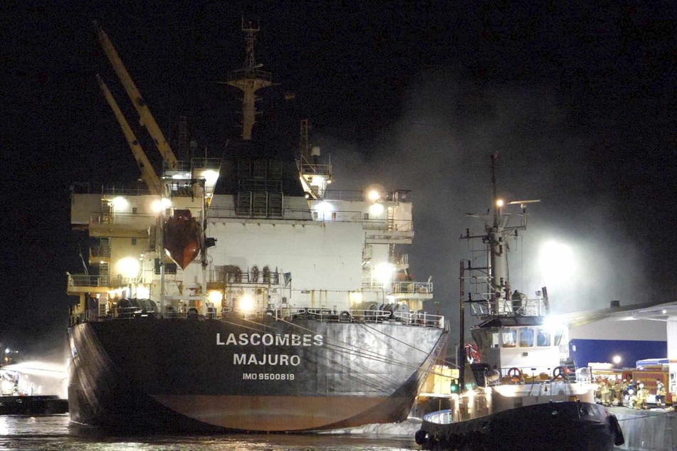 Dichter Rauch stieg aus dem Frachter im Hafen von Bremerhaven auf.