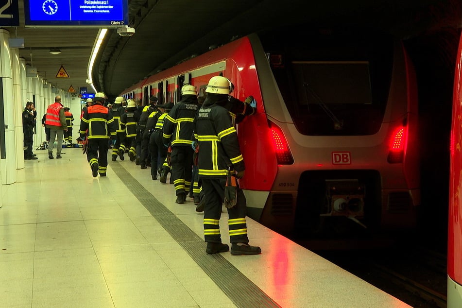 Um den lebensgefährlich verletzten Mann zu retten, mussten die Einsatzkräfte die S-Bahn per Hand fortschieben.