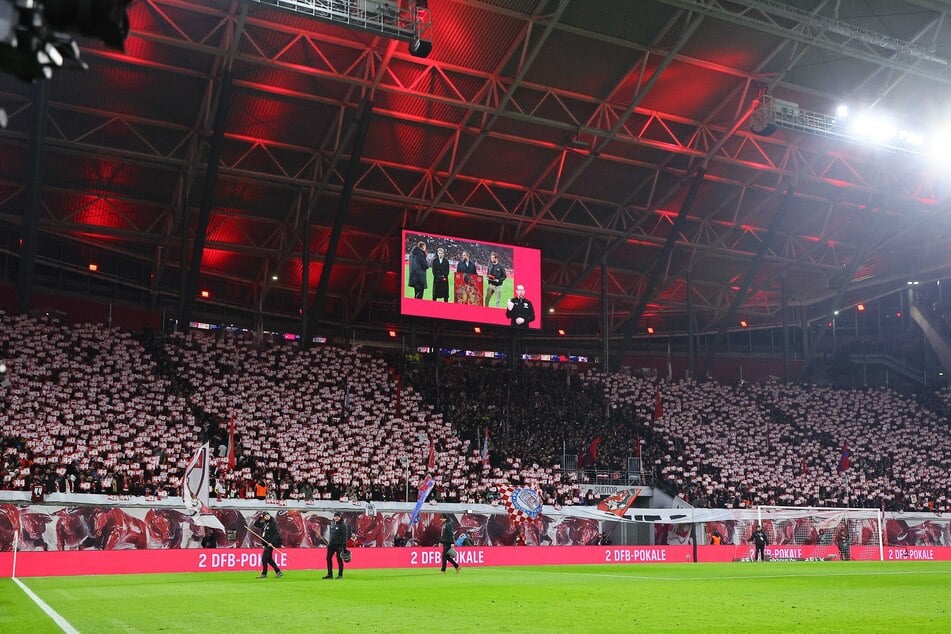 Die Fans von RB Leipzig hielten Zettelchen hoch, auf denen die 44 - Kevin Kampls Rückennummer - stand.