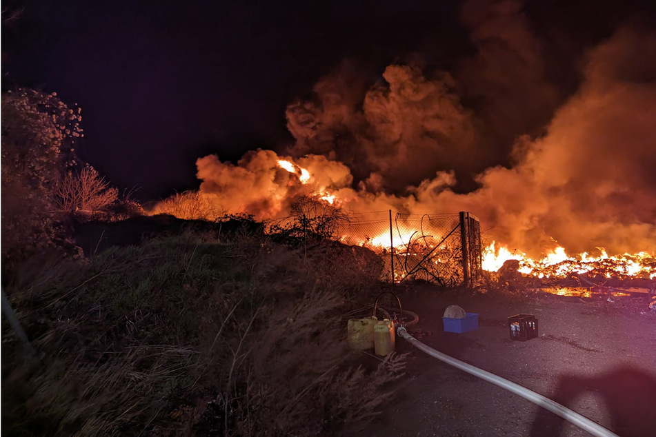 Riesen-Schaden bei Lagerhallen-Brand: War es Brandstiftung?
