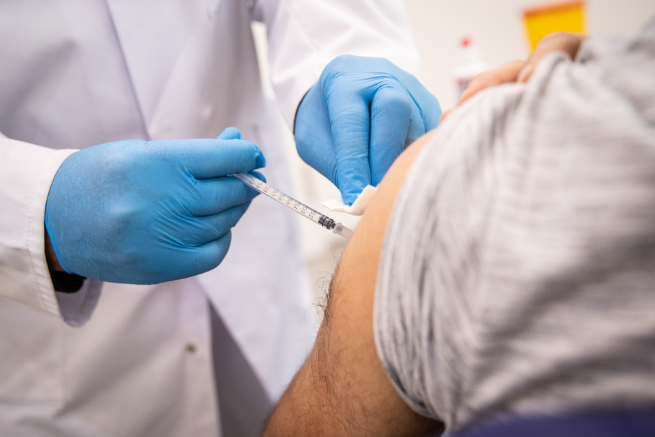 Ein Mann wird gegen das Coronavirus geimpft - der Impfstoff bei der Aktion in Lübeck hatte jedoch keine Zulassung. (Symbolbild)