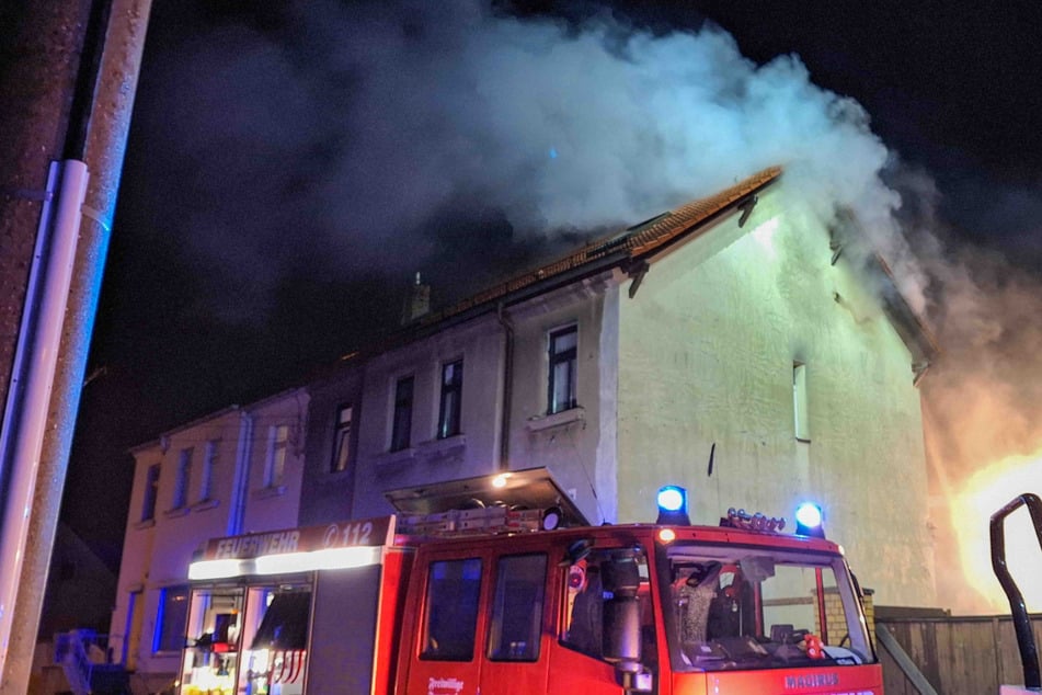 Wohnhaus steht in Flammen - Feuerwehr rückt mit schwerem Gerät an