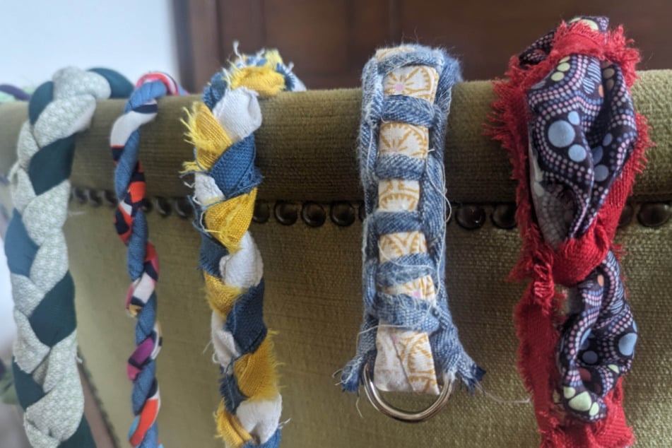 Kinder können Gürtel aus bunten Stoffen anfertigen.