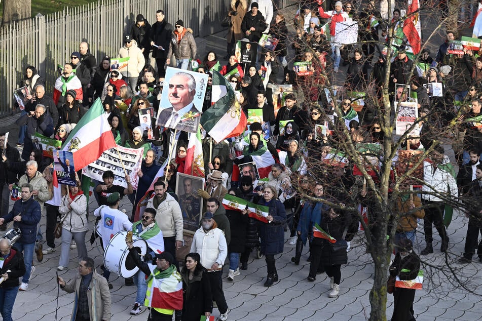"Freiheit im Iran": Tausende Menschen demonstrieren in Düsseldorf
