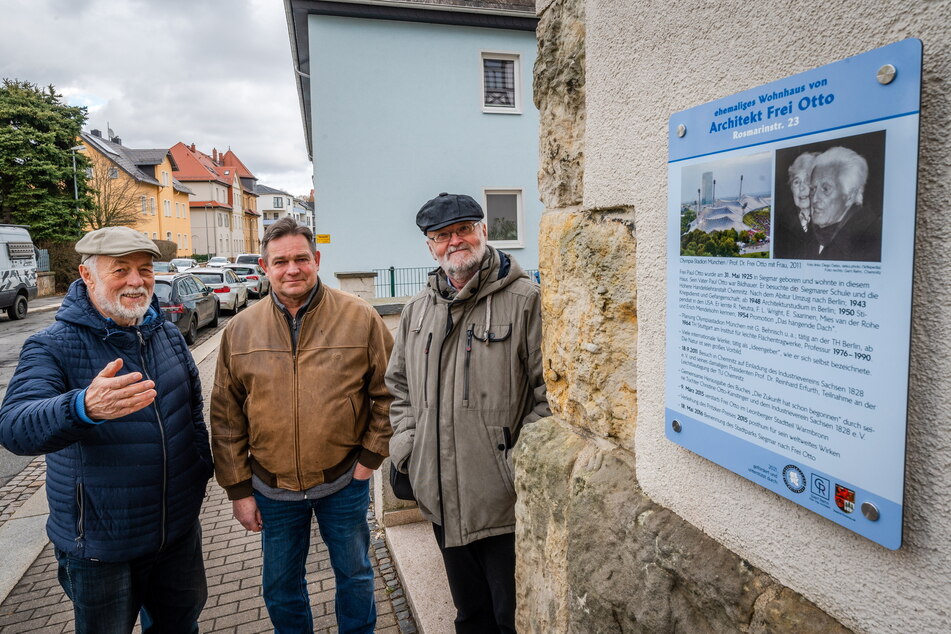 Freuten sich über die Infotafel am ehemaligen Wohnhaus Frei Ottos (v.l.): Gert Rehn (77), Oskar Schönherr (66) und Michael Sandt (60).