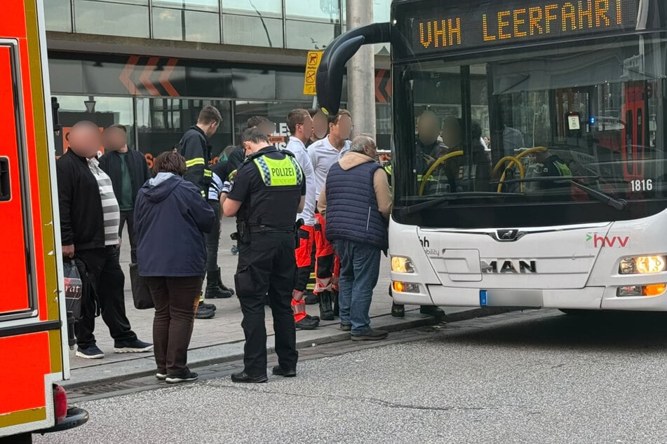 Ein Linienbus des hvv bremste am Freitagnachmittag in der Hamburger Innenstadt stark ab.