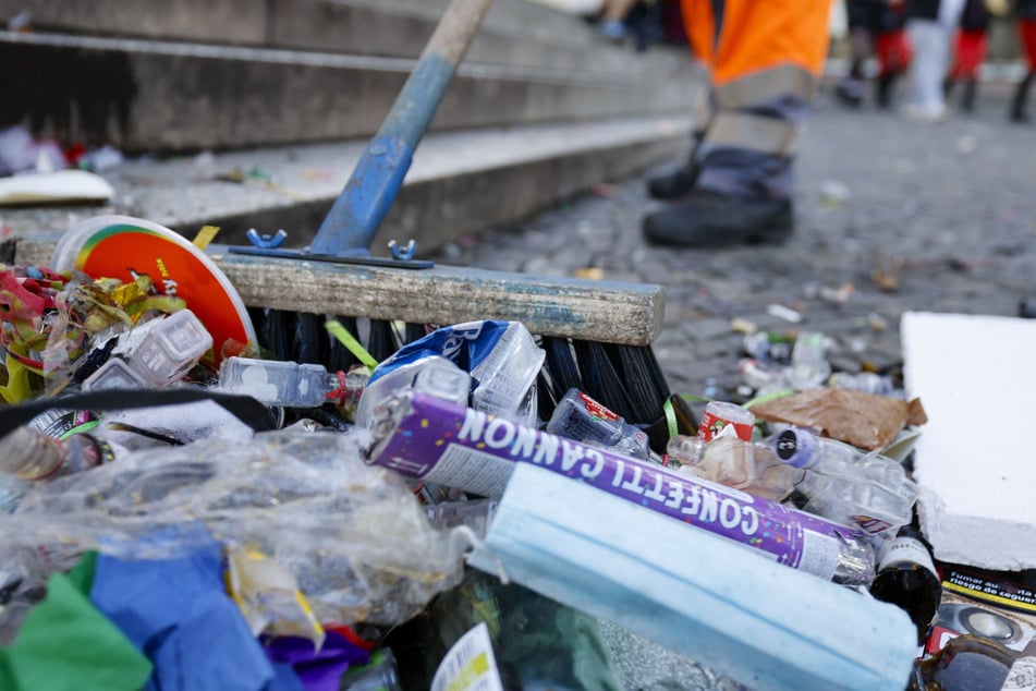 Die AWB hatten alle Hände voll zu tun: Rund um die Partyhotspots hat sich tonnenweise Müll angesammelt.