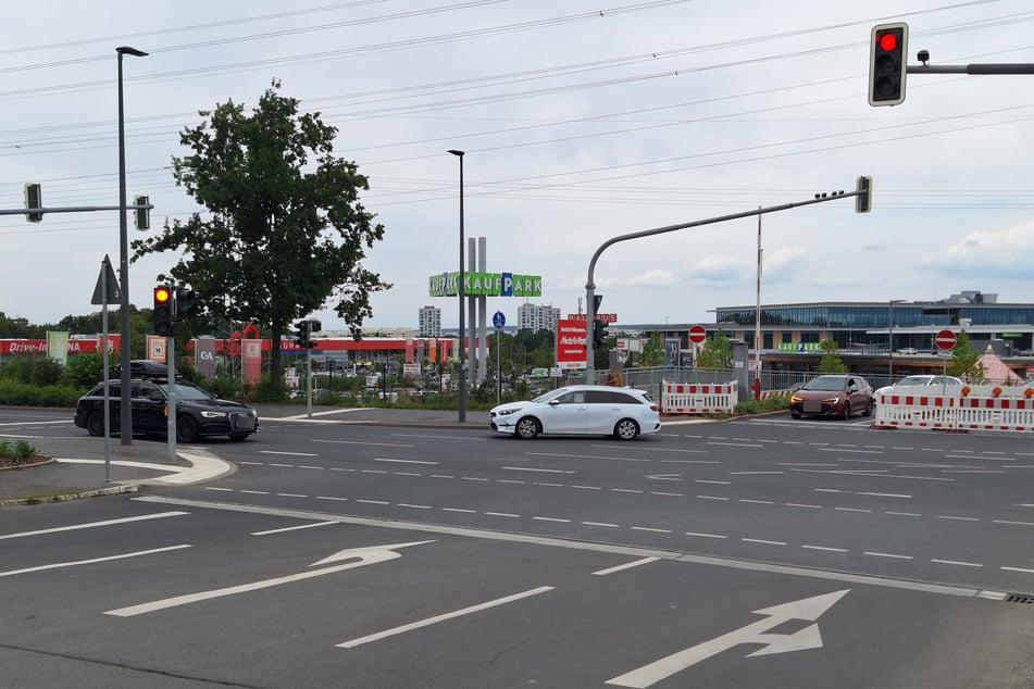 Inzwischen kann der Verkehr auf der Michaelisstraße wieder uneingeschränkt rollen.