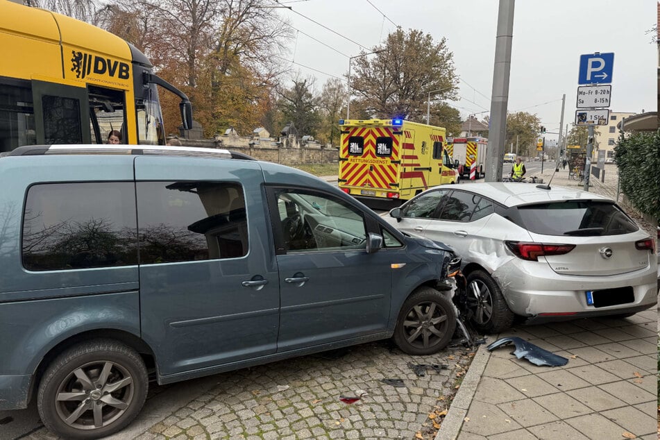 Beim Unfall wurde die Fahrerin des VWs sowie eine Person in der Straßenbahn verletzt.