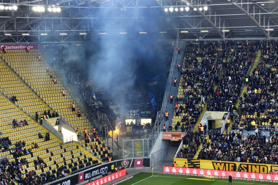 Die FCS-Fans haben vor Spielbeginn gezündelt.