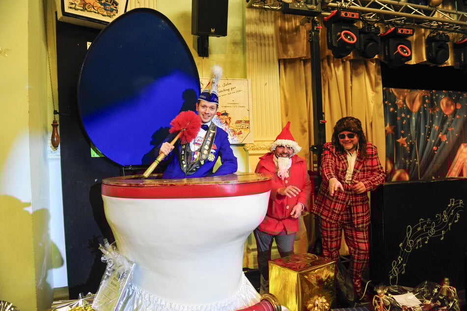 WCC-Präsident Sebastian Sperling (39) steht auf der Bühne im WC neben "Sandmann" Marcel Wolf (40) und Moderator Sven Rehnert (46).