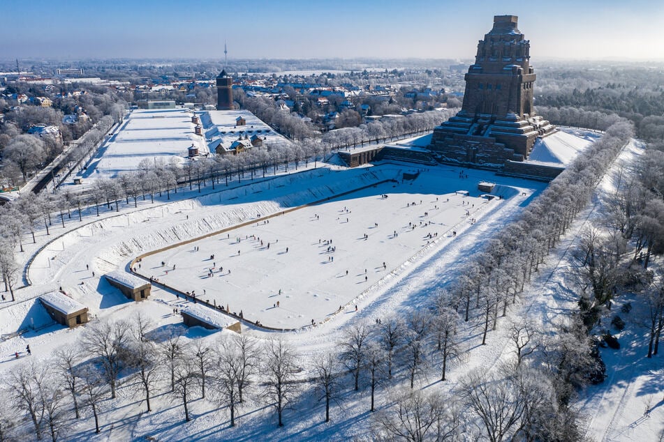 Schlittschuhfahren vor dem Völkerschlachtdenkmal kann man künftig auch wieder nachts - zumindest theoretisch. Leipzig hebt die zwischen 22 und 6 Uhr geltende Ausgangssperre auf.