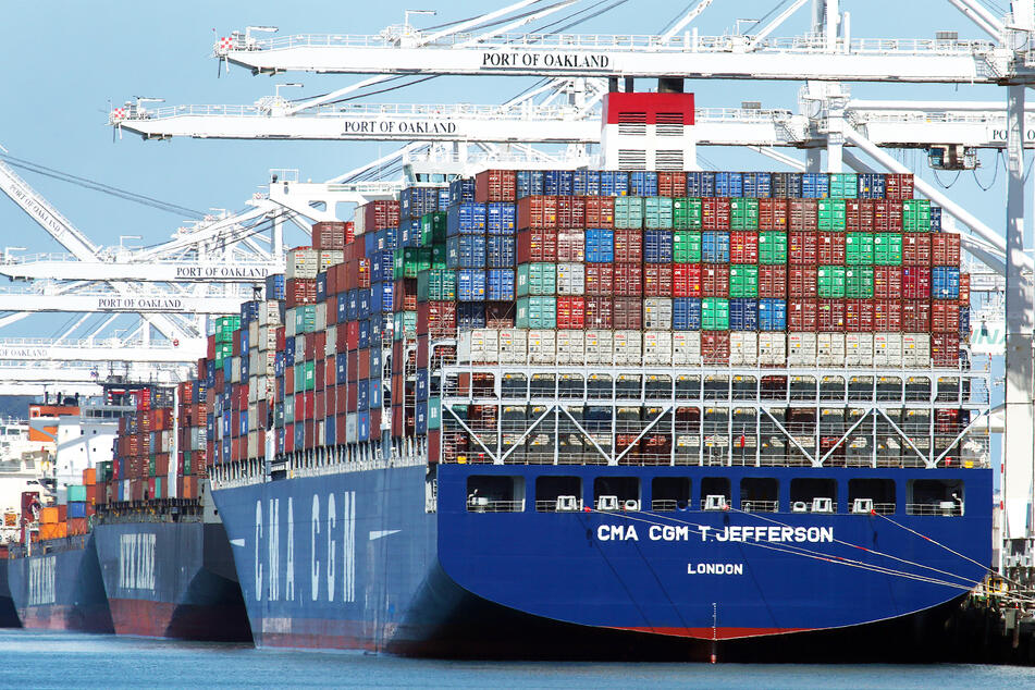 Container werden von einem Containerschiff an einem Pier entladen. Das Defizit der US-Handelsbilanz ist entgegen den Zielen von Präsident Trump auf den höchsten Stand seit zehn Jahren geklettert.