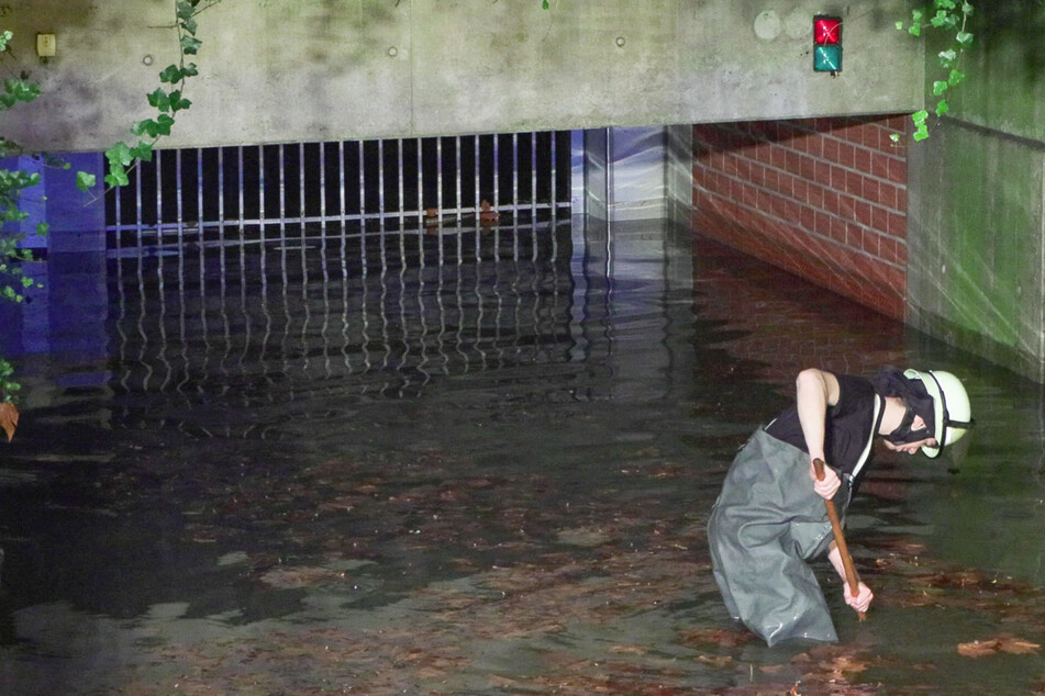 Die Einsatzkräfte standen teils knietief im Wasser.