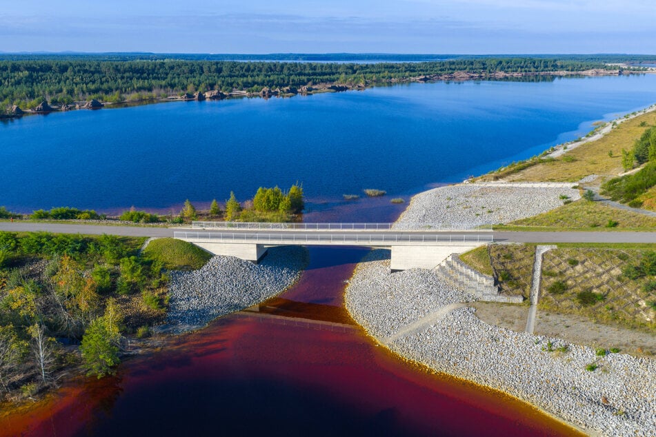 Für den Blunoer See gibt es noch keine Freigabe der Schifffahrt. Hier ist auch die Eisenlast der Zuflüsse sichtbar.