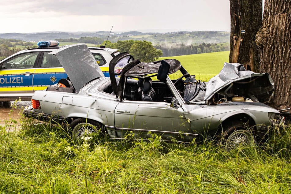 Mercedes knallt gegen Baum: Fahrer schwer verletzt