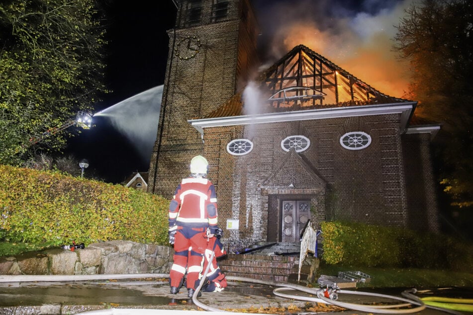 Kirche in Flammen: Gotteshaus von Kripo beschlagnahmt