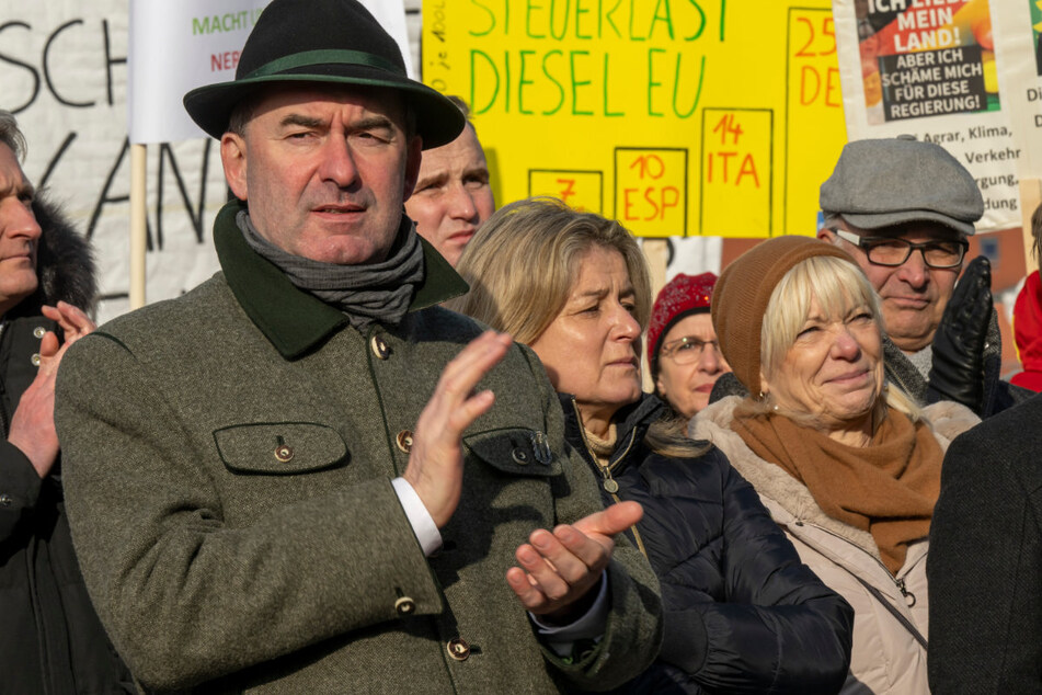 Freie-Wähler-Chef Hubert Aiwanger (52) versucht, sich auf vielen Protesten der Landwirte zu zeigen und seine Solidarität zu demonstrieren.