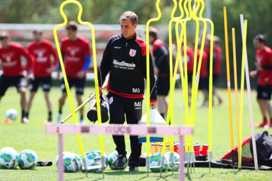 Marcus Jahn mit dem Regensburger Logo auf der Brust. Bei SSV Jahn war er Nachwuchskoordinator und Co-Trainer.