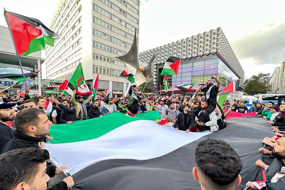 In einem abgesperrten Bereich auf der Prager Straße versammelten sich Palästinenser und Sympathisanten.