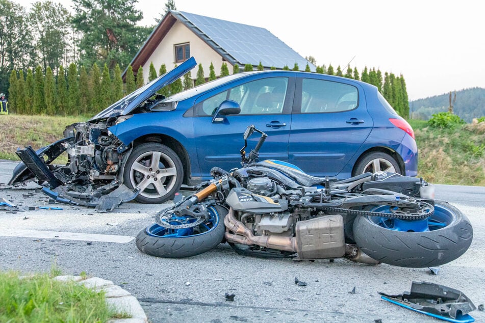 Ein Motorrad krachte am Mittwochabend in Geyer (Erzgebirge) frontal gegen einen Peugeot.