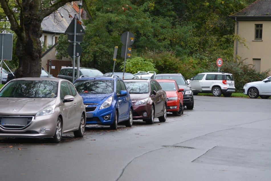 Zugeparkt: Rund um den Dorfanger von Probstheida geht an der Russen- und Nieritzstraße oft gar nichts mehr. Das kritisieren Bürger, Vereine und Verbände.