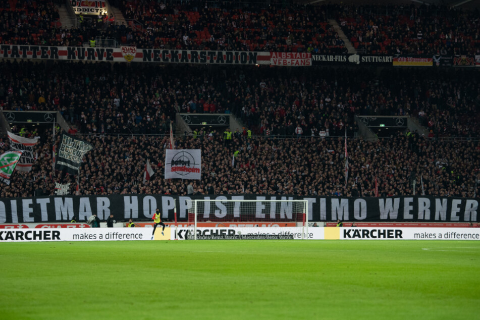 Auch für diese Plakate bei der Partie des VfB Stuttgart gegen Arminia Bielefeld waren Ultras verantwortlich.