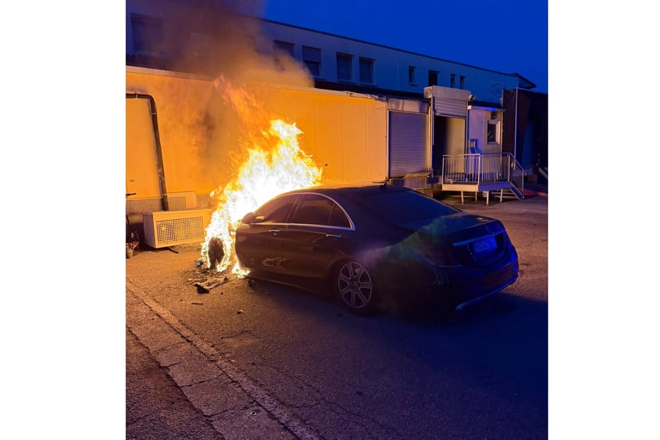 Bei Ankunft der Einsatzkräfte stand eine Mercedes S-Klasse in Vollbrand.