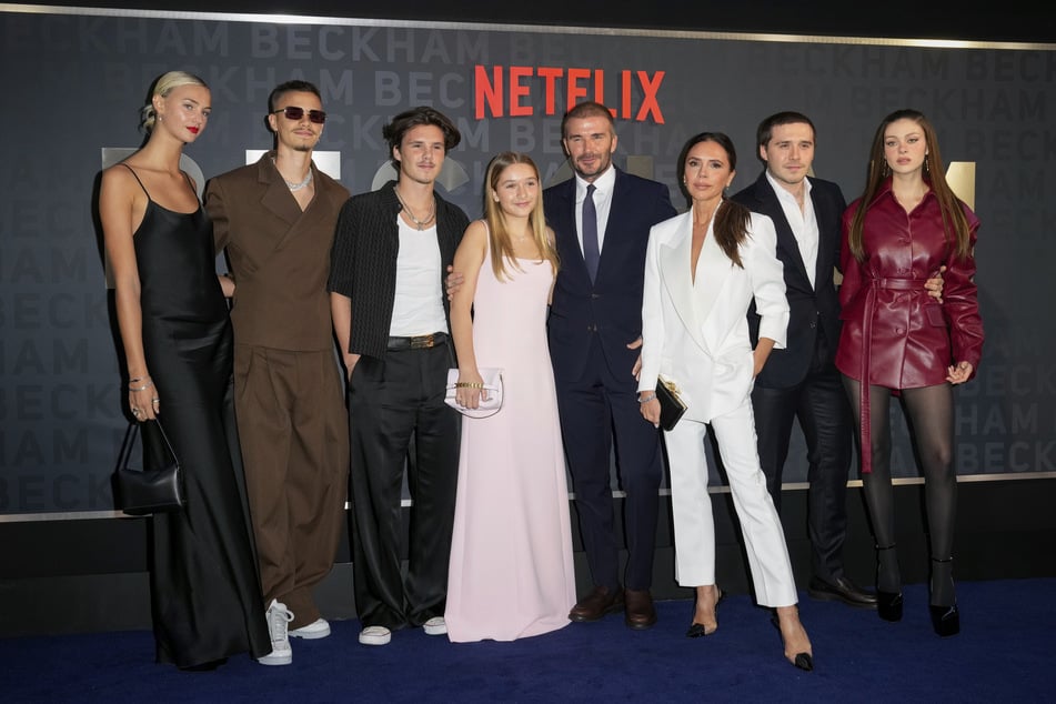Ein Anblick, den es in dieser Konstellation wohl nicht mehr geben wird: Mia Regan (23, v.l.n.r.), Romeo Beckham (23), Cruz Beckham (21), Harper Beckham (14), David Beckham (51), Victoria Beckham (52) sowie Brooklyn Beckham und Nicola Peltz Beckham.