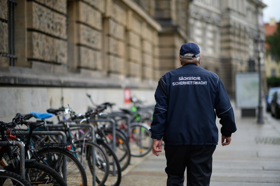 Auf Sachsens Straßen sind immer weniger Mitglieder der Sicherheitswacht unterwegs. Die Gründe für das abnehmende Engagement sind unklar.