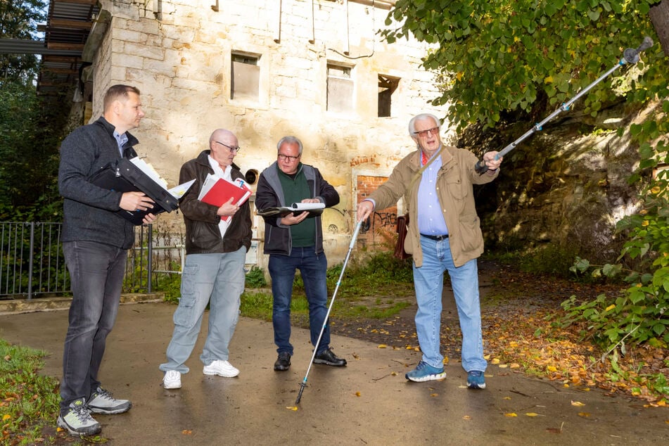 Ortstermin an der Lochmühle (v. l.): Investor-Anwalt Torsten Steglich (46), Richter Jürgen Uhlig (64), Johann Hinrich Focken von der Landesdirektion und Hermann Häse auf dem betonierten Weg.